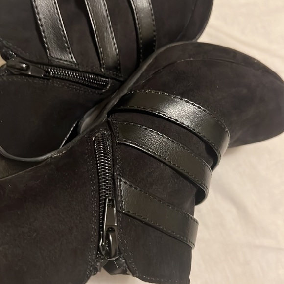 Fergalicious by Fergie, Close Toe, Three Strap Heels, Black, Size 9.5 - Picture 8 of 11